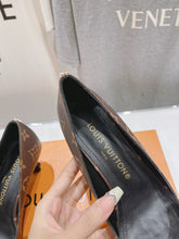Load image into Gallery viewer, Louis Vuitton Blossom Pump