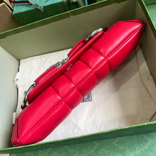 Load image into Gallery viewer, Gucci Horsebit Chain Medium Shoulder Bag