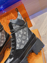 Load image into Gallery viewer, Louis Vuitton Laureate Platform Desert Boots