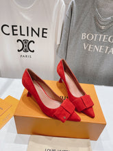 Load image into Gallery viewer, Louis Vuitton Blossom Pump