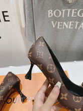 Load image into Gallery viewer, Louis Vuitton Blossom Pump