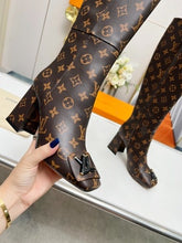Load image into Gallery viewer, Louis Vuitton Shake High Boots