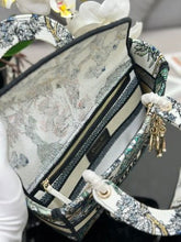 Load image into Gallery viewer, Christian Dior Medium Lady D Lite Bag