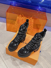 Load image into Gallery viewer, Louis Vuitton Laureate Platform Desert Boots
