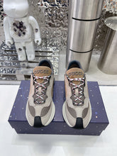 Load image into Gallery viewer, Gucci Run Sneakers