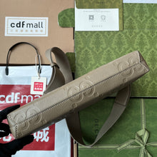 Load image into Gallery viewer, Gucci Jumbo GG Medium Messenger Bag