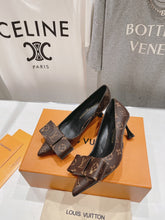 Load image into Gallery viewer, Louis Vuitton Blossom Pump