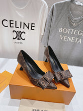 Load image into Gallery viewer, Louis Vuitton Blossom Pump