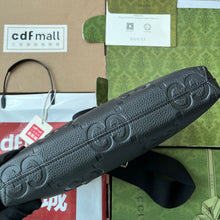 Load image into Gallery viewer, Gucci Jumbo GG Medium Messenger Bag