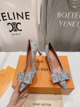 Load image into Gallery viewer, Louis Vuitton Blossom Pump