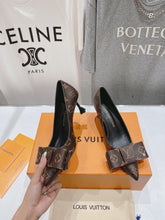 Load image into Gallery viewer, Louis Vuitton Blossom Pump
