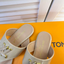 Load image into Gallery viewer, Louis Vuitton Shake Flat Thong Sandals