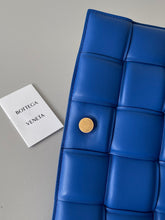 Load image into Gallery viewer, Bottega Veneta Chain Cassette Bag