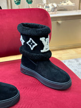 Load image into Gallery viewer, Louis Vuitton Snow DropFlat Ankle Boots