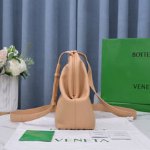 Load image into Gallery viewer, Bottega Veneta Point Medium Bag