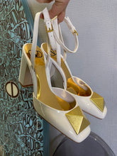 Load image into Gallery viewer, Valentino ONE STUD PUMP IN PATENT LEATHER 90MM