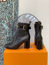 Load image into Gallery viewer, Louis Vuitton Silhouette Ankle Boots