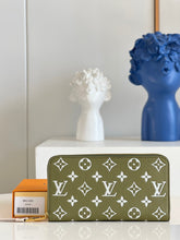 Load image into Gallery viewer, Louis Vuitton Zippy Wallet