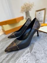 Load image into Gallery viewer, Louis Vuitton Cherie Pumps