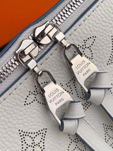 Load image into Gallery viewer, Louis Vuitton Beaubourg Hobo MM Bag