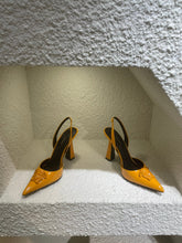 Load image into Gallery viewer, Versace La Medusa Slingback Pumps