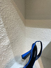 Load image into Gallery viewer, Versace La Medusa Slingback Pumps
