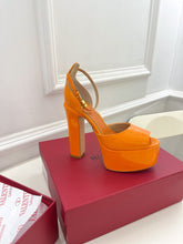 Load image into Gallery viewer, VALENTINO GARAVANI TAN-GO PLATFORM PATENT LEATHER SANDAL 155MM