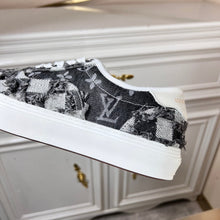 Load image into Gallery viewer, Louis Vuitton Ollie Sneakers