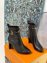 Load image into Gallery viewer, Louis Vuitton Silhouette Ankle Boots