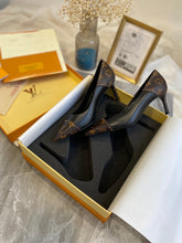 Load image into Gallery viewer, Louis Vuitton Cherie Pumps