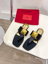 Load image into Gallery viewer, Valentino ONE STUD CALFSKIN FLAT THONG SANDAL