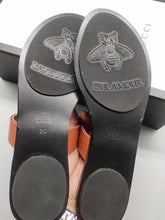 Load image into Gallery viewer, Gucci Leather Thong Sandal - LUXURY KLOZETT