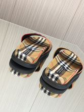 Load image into Gallery viewer, Burberry Men Slides