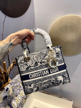 Load image into Gallery viewer, Christian Dior Medium Lady D Lite Bag