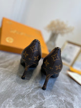 Load image into Gallery viewer, Louis Vuitton Cherie Pumps