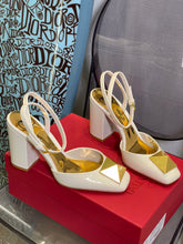Load image into Gallery viewer, Valentino ONE STUD PUMP IN PATENT LEATHER 90MM