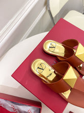 Load image into Gallery viewer, Valentino ONE STUD CALFSKIN FLAT THONG SANDAL