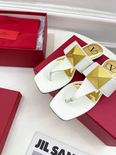 Load image into Gallery viewer, Valentino ONE STUD CALFSKIN FLAT THONG SANDAL