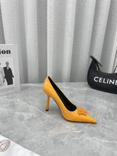 Load image into Gallery viewer, Versace La Medusa Naplak Pumps