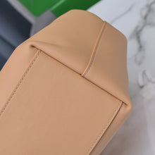 Load image into Gallery viewer, Bottega Veneta Point Medium Bag