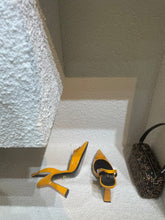 Load image into Gallery viewer, Versace La Medusa Slingback Pumps