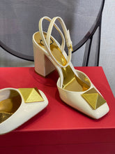 Load image into Gallery viewer, Valentino ONE STUD PUMP IN PATENT LEATHER 90MM