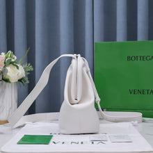 Load image into Gallery viewer, Bottega Veneta Point Medium Bag