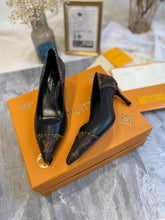 Load image into Gallery viewer, Louis Vuitton Cherie Pumps
