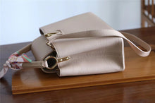 Load image into Gallery viewer, Louis Vuitton Capucines MM Bag