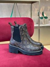 Load image into Gallery viewer, Louis Vuitton Beaubourg Ankle Boots
