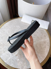 Load image into Gallery viewer, Gucci Chevron Thong Sandal