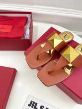 Load image into Gallery viewer, Valentino ONE STUD CALFSKIN FLAT THONG SANDAL