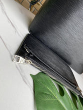 Load image into Gallery viewer, Louis Vuitton Neverfull MM Tote Bag - LUXURY KLOZETT