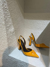 Load image into Gallery viewer, Versace La Medusa Slingback Pumps